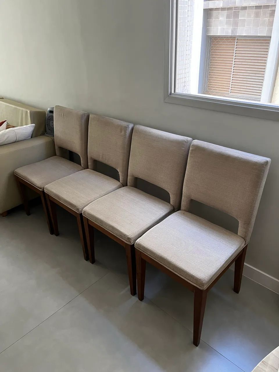 Conjunto de cadeiras em madeira maciça