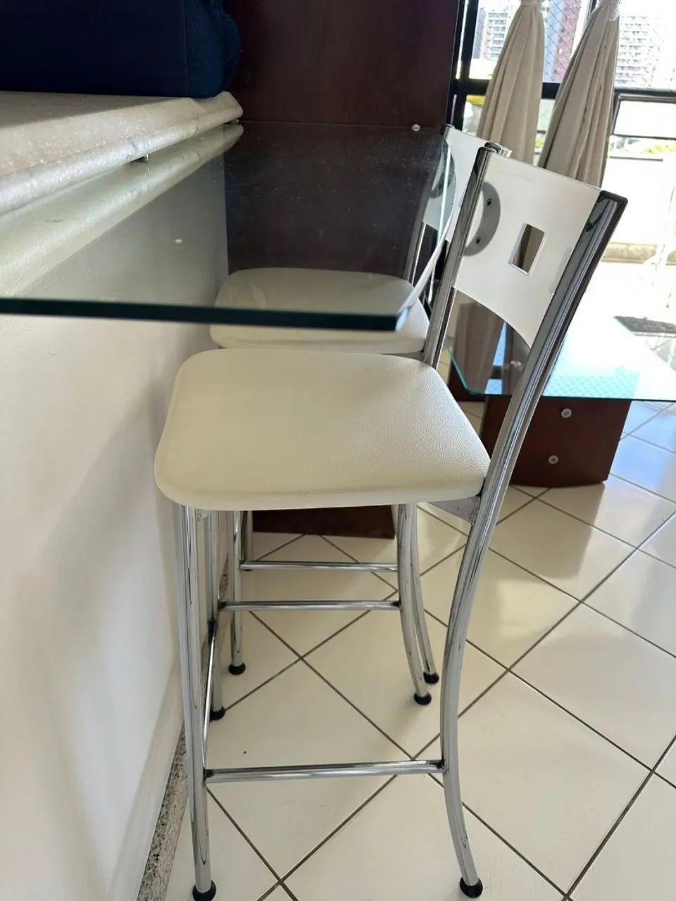 VENDO POR MOTIVO DE VIAGEM: Cadeiras; centro; Cadeiras de bancada e sofá 