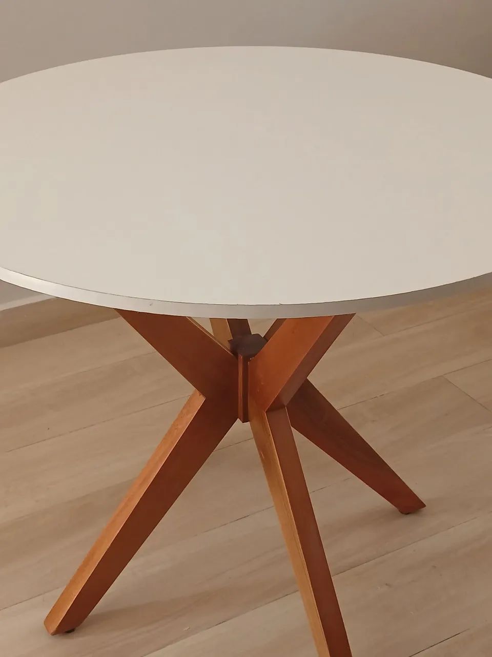 Mesa seminova freijo com off-wite   90cm  - Foto 2