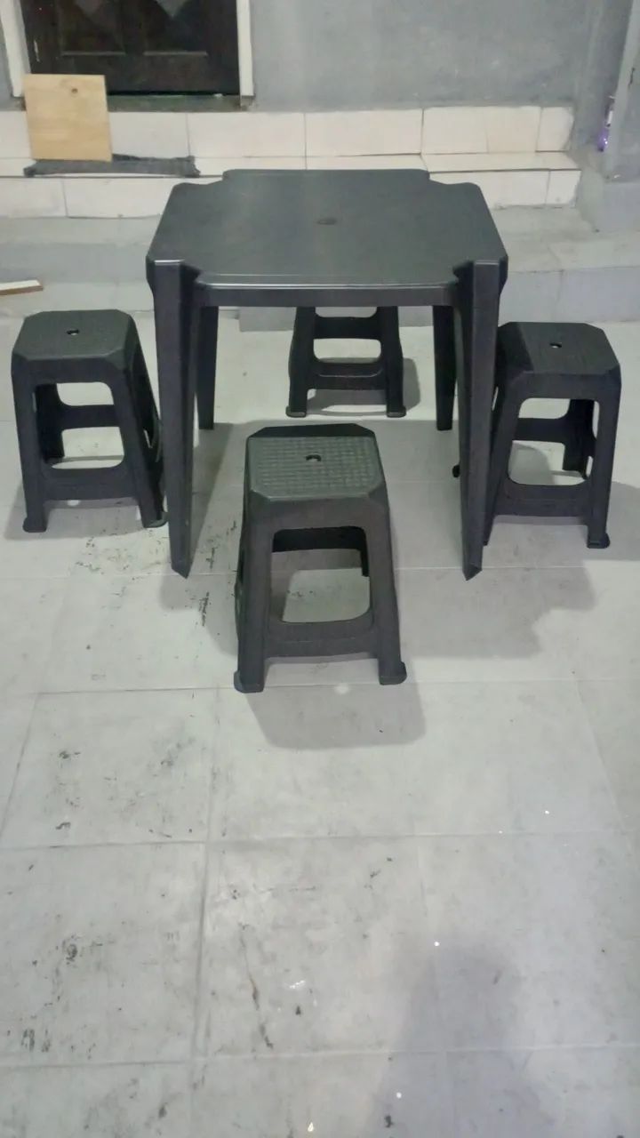 Mesa de plástico com quatro bancos - Foto 2