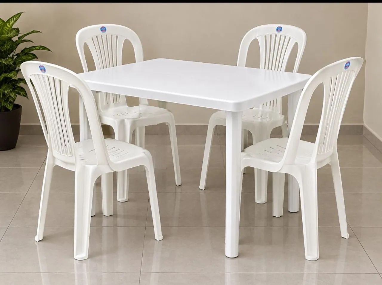 Mesa de plástico com 4 cadeiras usada
