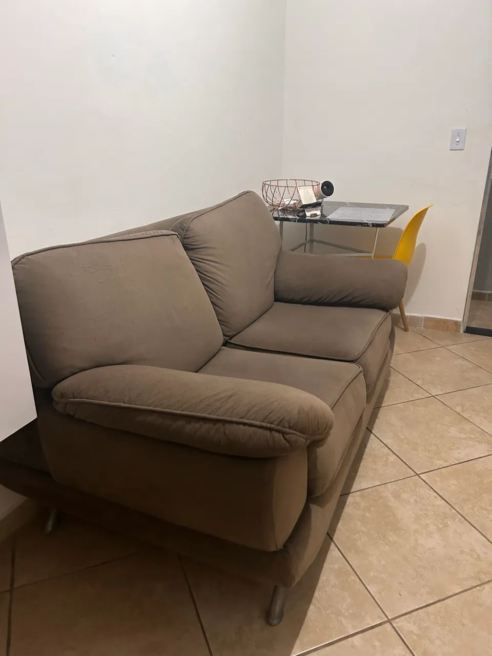 Sofá 2 lugares em suede marrom - confortável e conservado - Foto 3