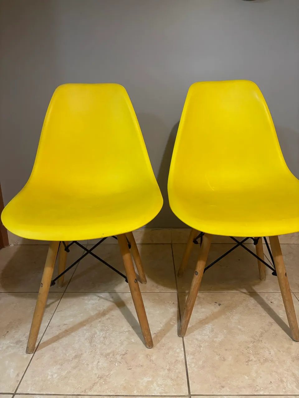     2 Cadeiras Eiffel Charles Eames Amarelas - Ótimo Estado - Foto 4