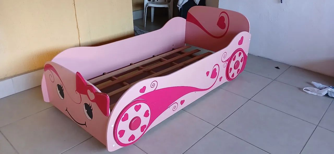 Cama de criança bem conservada rosa - Foto 2
