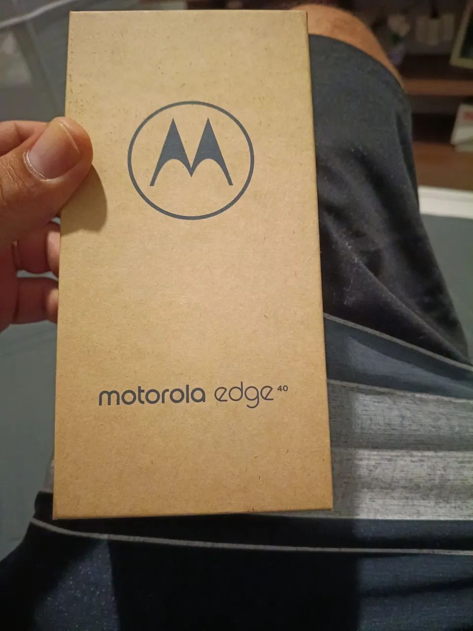 Moto Edge 40 frontal quebrada.