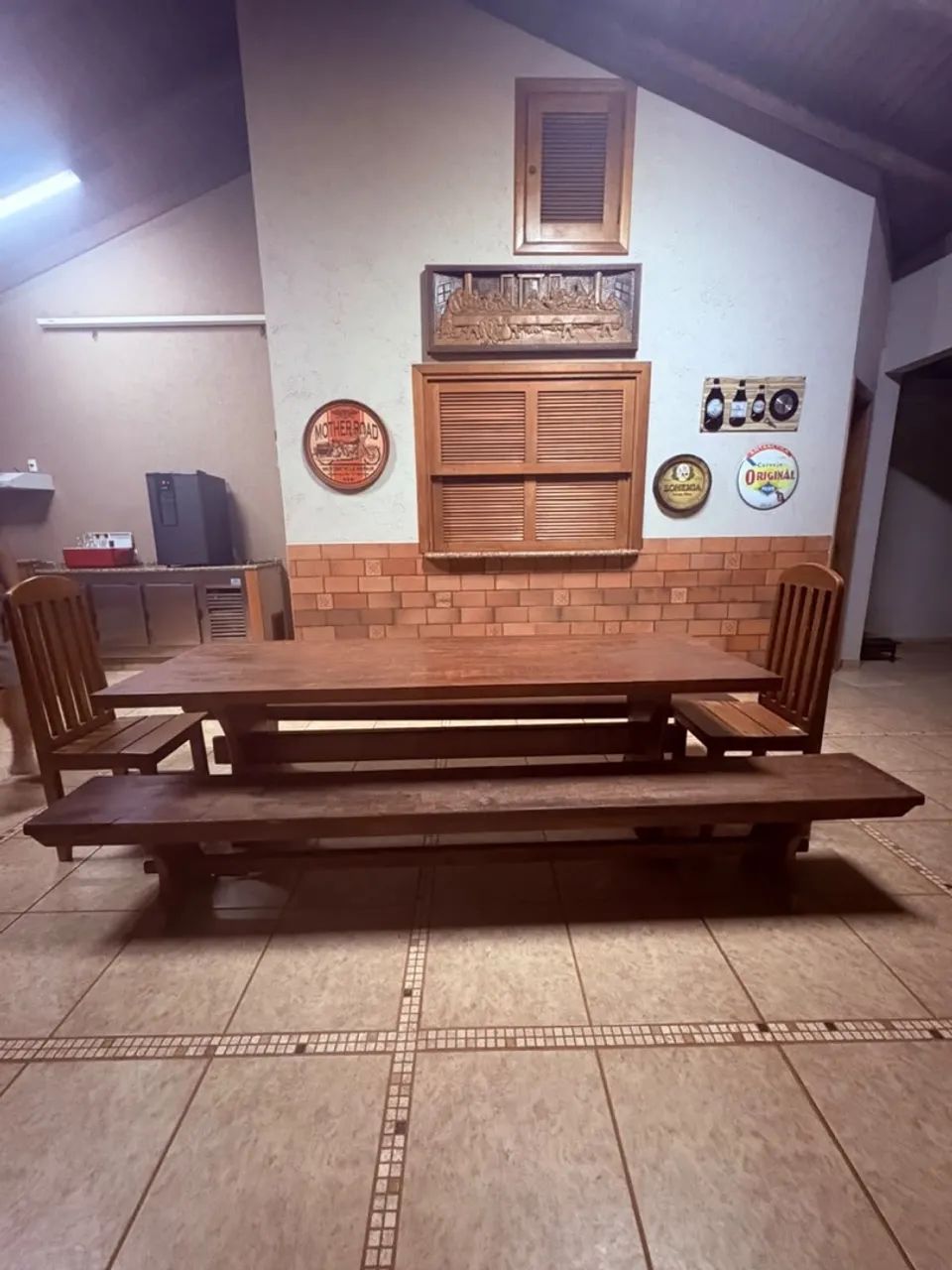 Mesão rústico + dois bancos + duas cadeiras