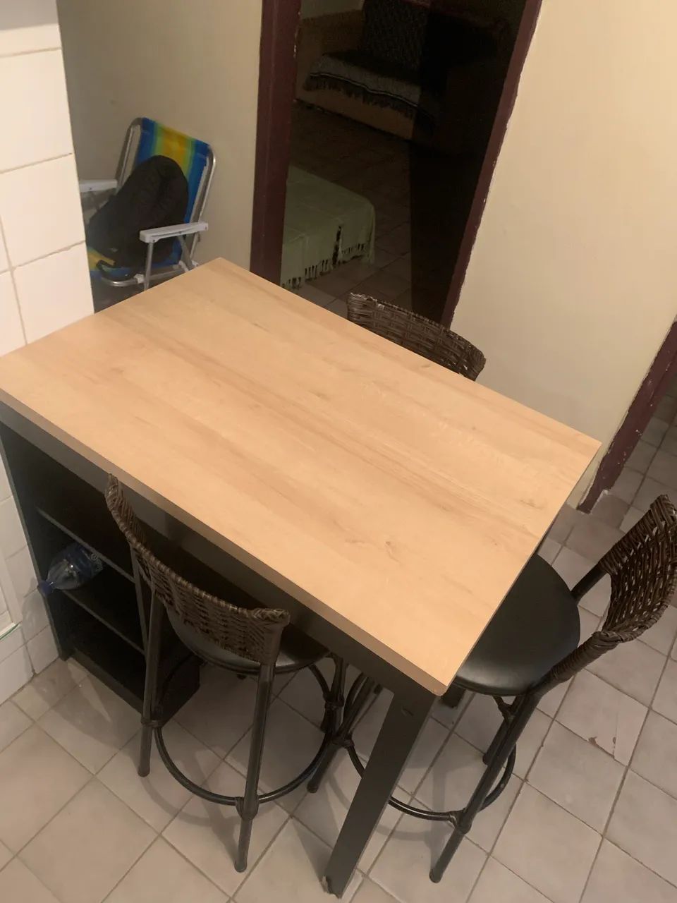 VENDO MESA COM 3 CADEIRAS - Foto 5