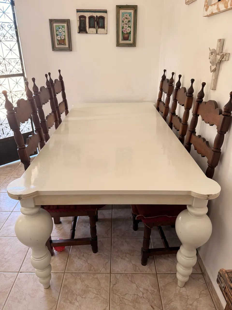 Conjunto mesa de jantar e cadeiras em madeira 