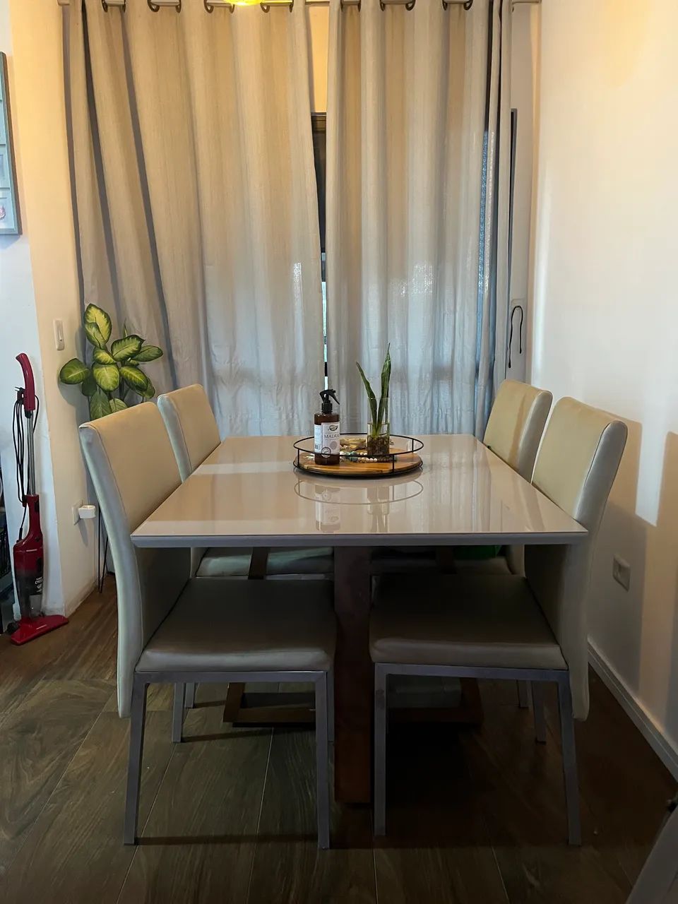 Mesa e cadeiras 