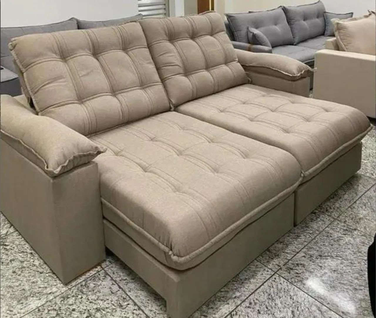 Sofá Modular reclinável e retrátil braços estofados
