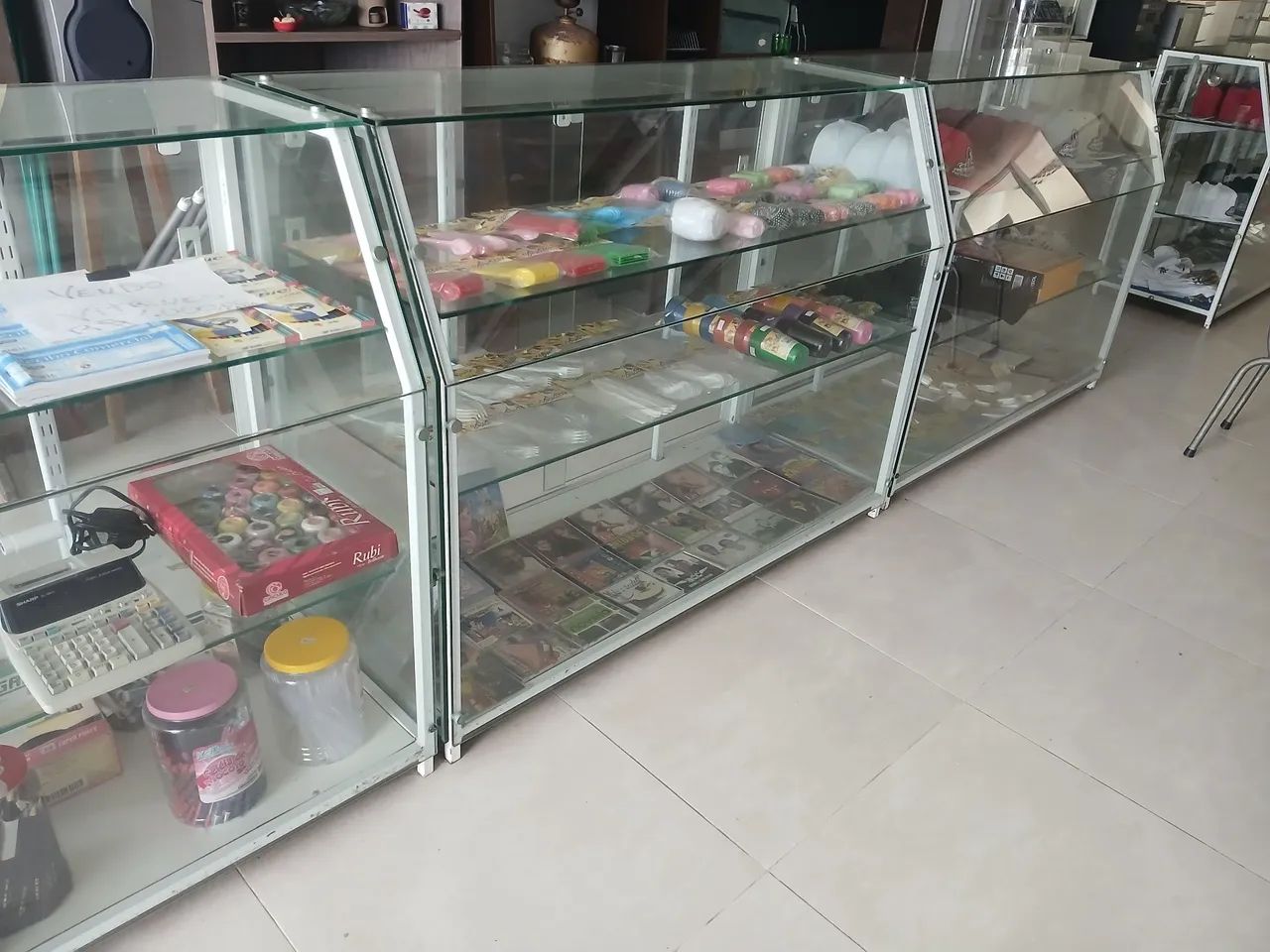 Vendo vitrines super resistentes, em vidro blindex 10mm com ferro galvanizado! - Foto 2