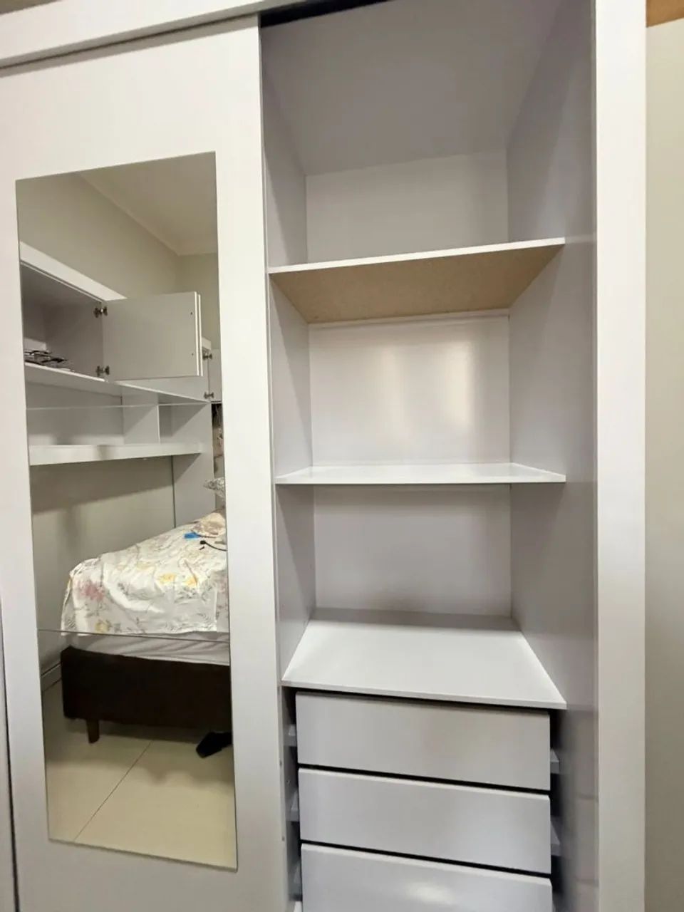 Guarda roupa espaçoso, feito de MDP - Foto 5