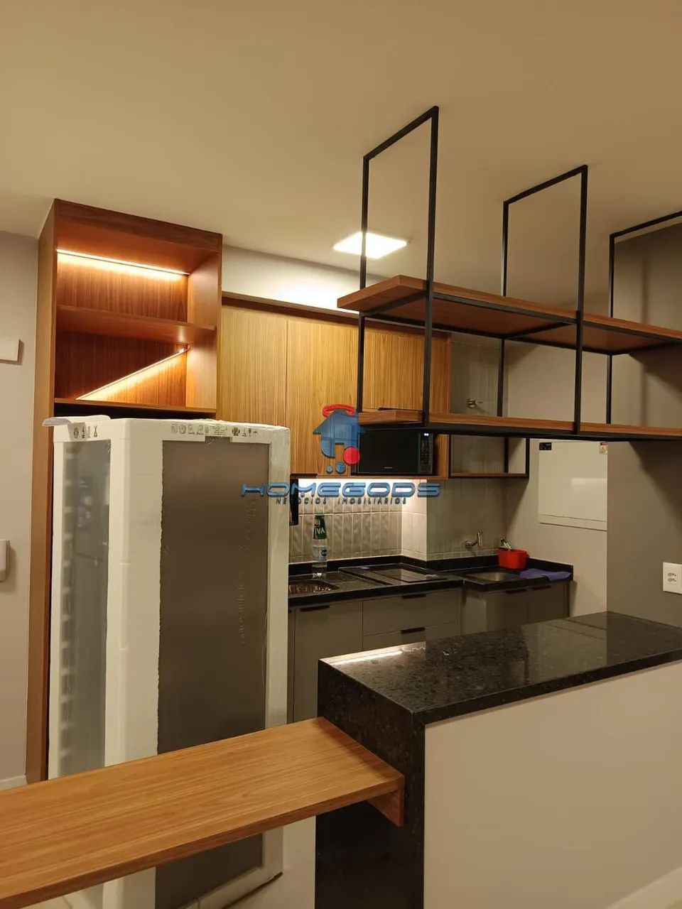 O apartamento mobiliado e pronto para morar, oferecendo ambientes funcionais e integrados 