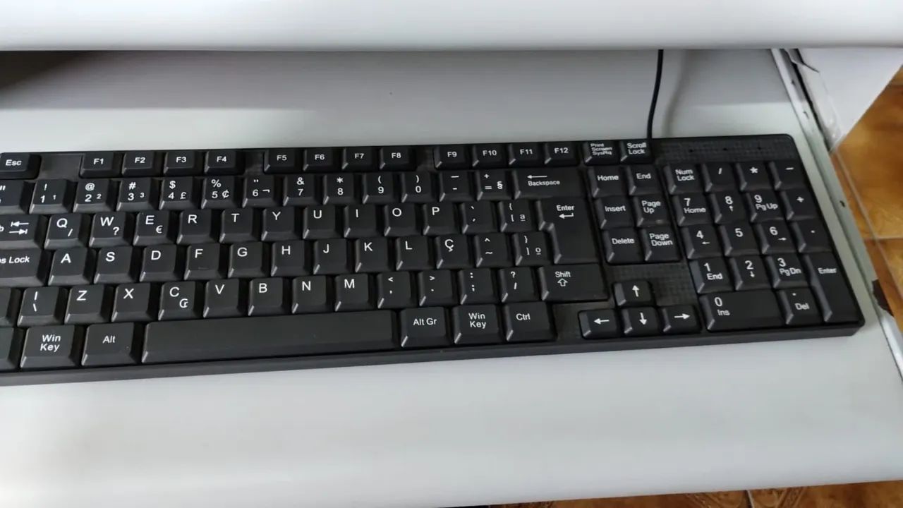 Computador com impressora e mesa de escritório  - Foto 2