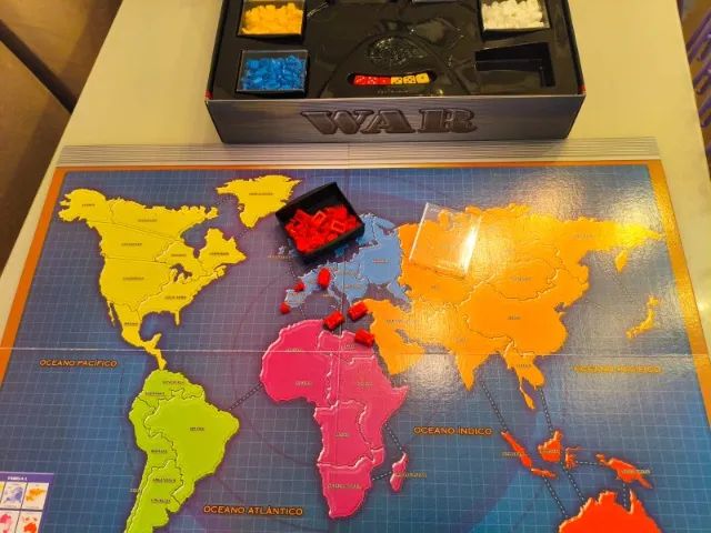 Jogo de tabuleiro WAR edição especial - Foto 3