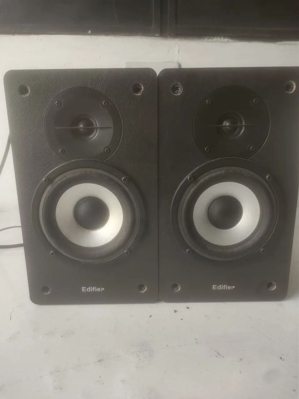 Caixas de som edifer em perfeito estado de funcionamento 