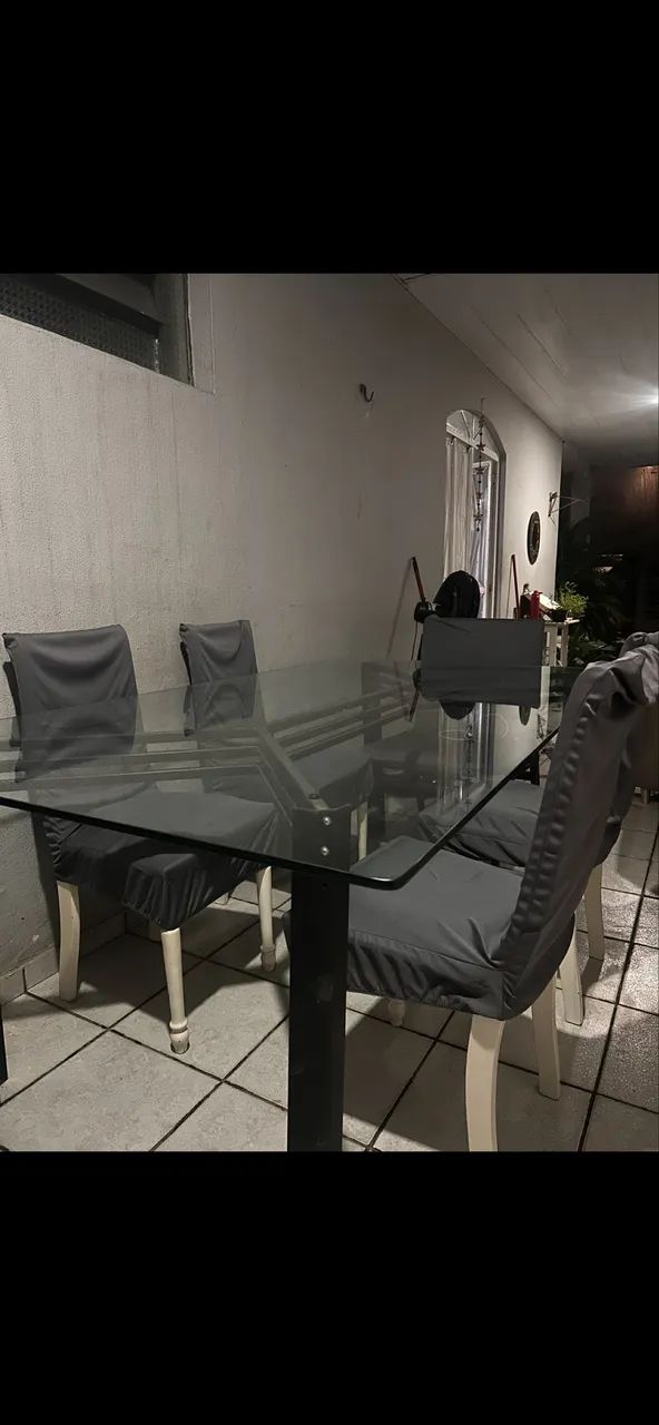 Vendo mesa de jantar, acompanha 4 cadeiras