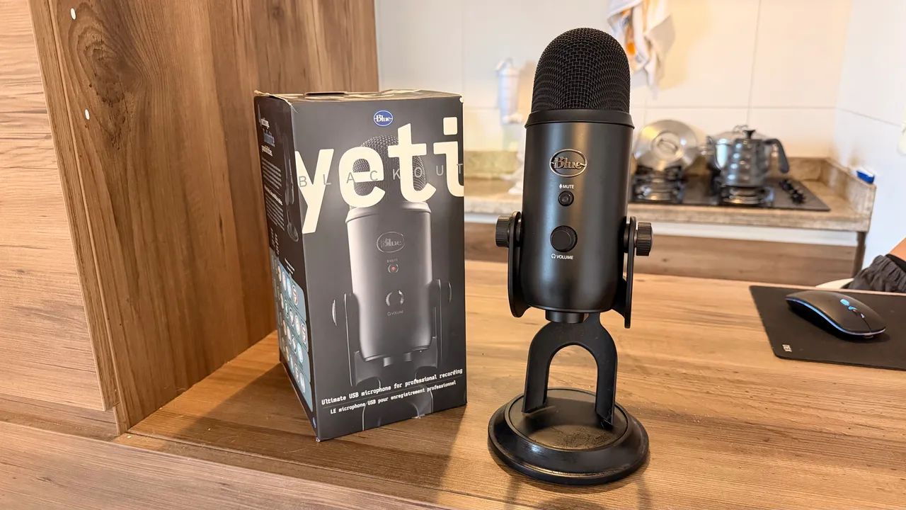 Microfone Condensador Usb Blue Yeti - Preto Cor Blackout