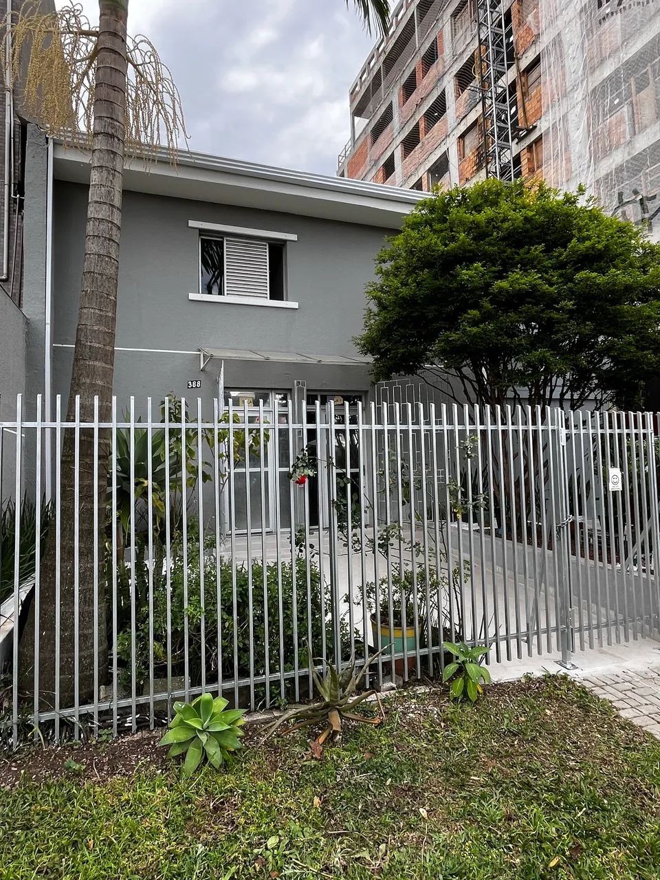 Aluga-se casa comercial no Portão 