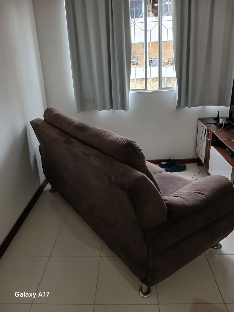 Sofá 3 lugares na cor marrom - Foto 3