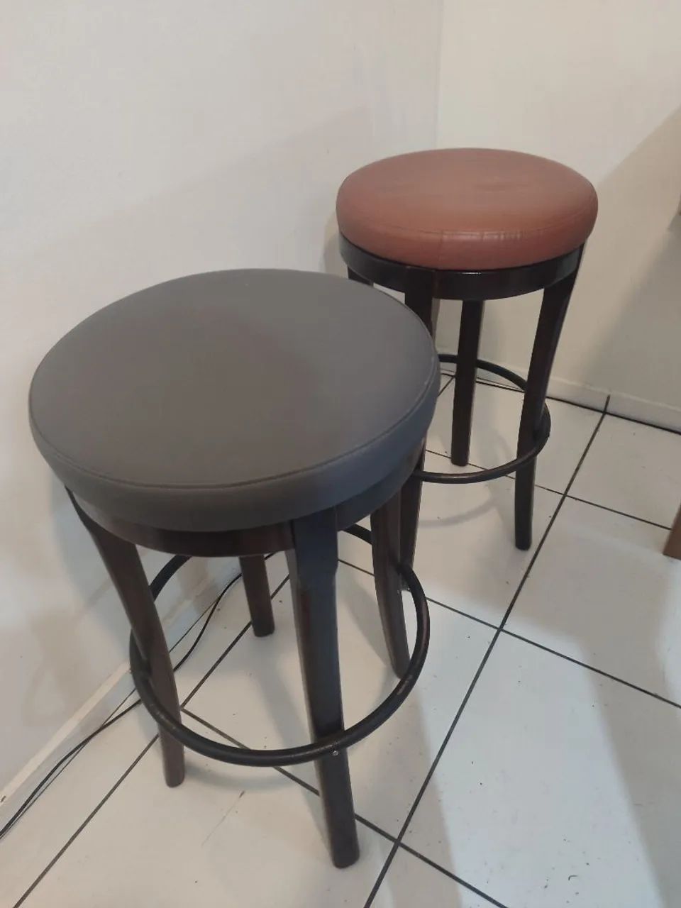 Bancada de madeira com 5 banquetas  - Foto 4