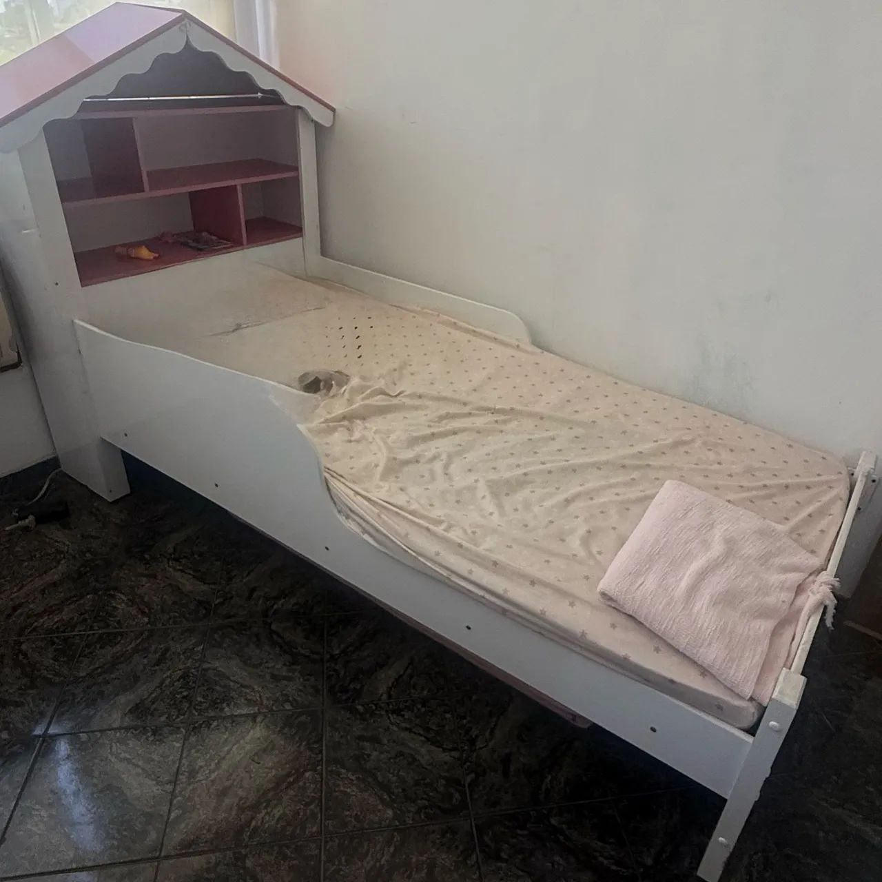 Cama infantil com cabeceira e nichos 