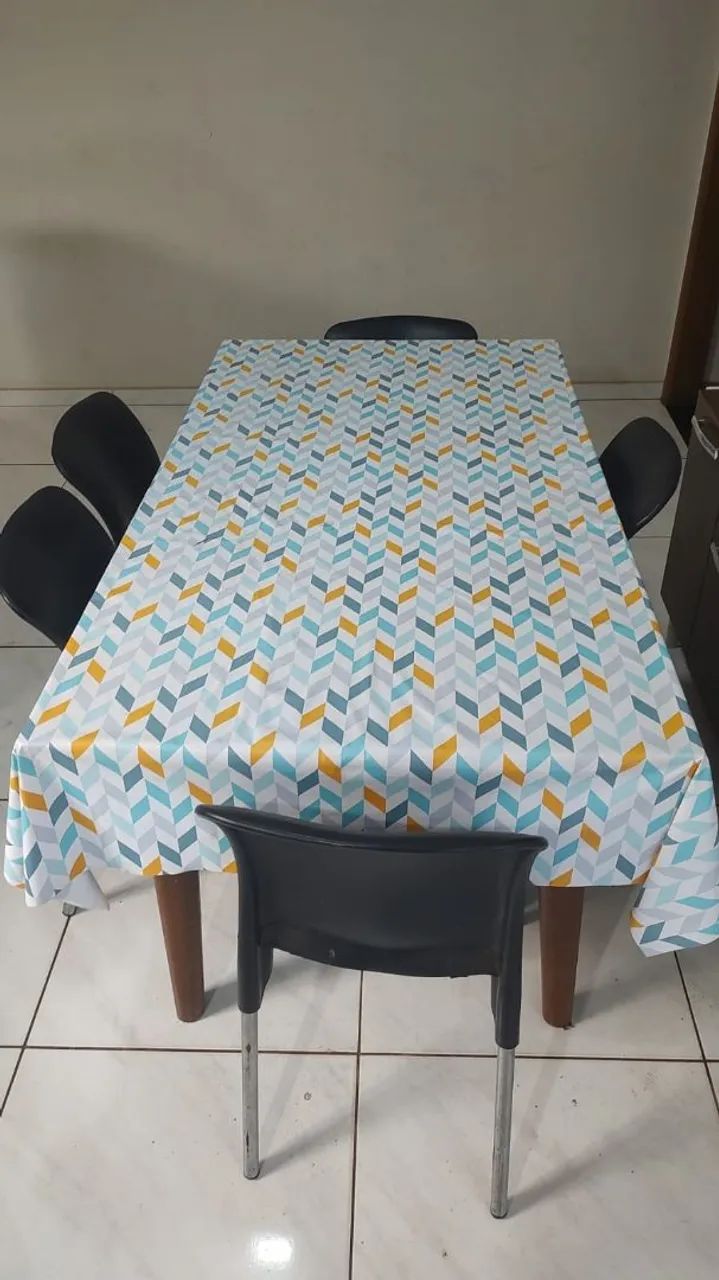 Mesa de 6 lugares com 5 cadeiras 