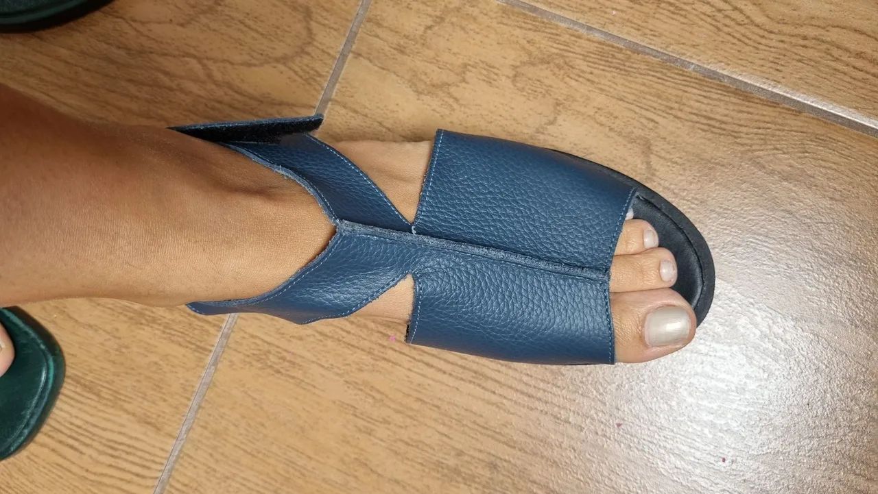 Sandália de couro azul novinha - Foto 2