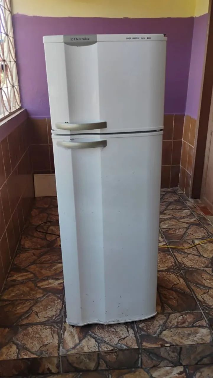 Vende se uma geladeira 