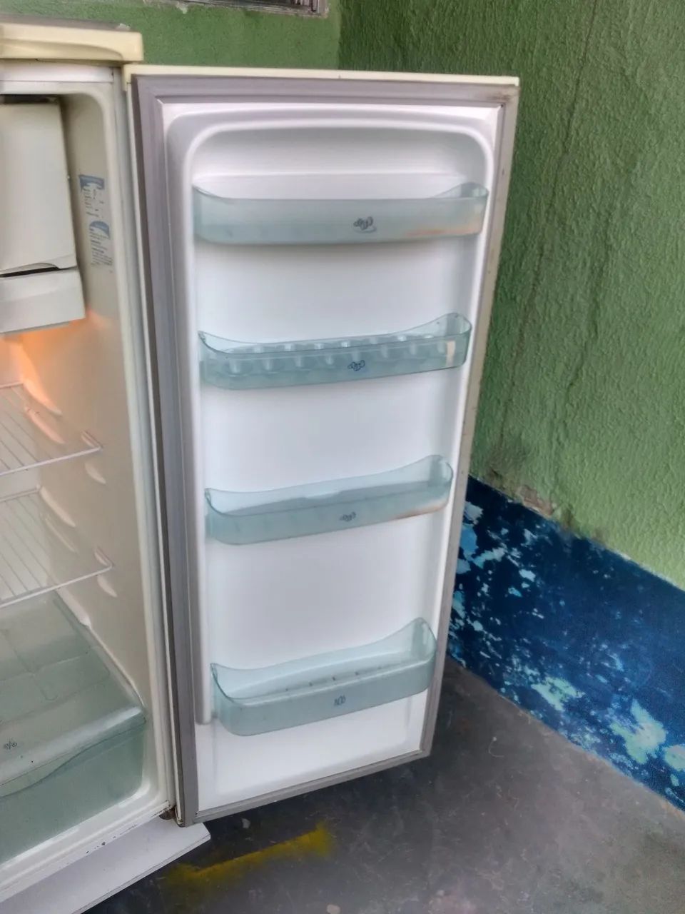 Vendo Geladeira Electrolux usada - Foto 3