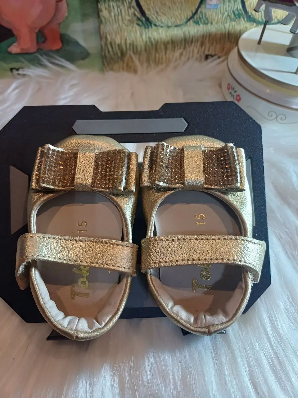 Sapatilha dourada Toke baby com laço de pedraria delicado. - Foto 4