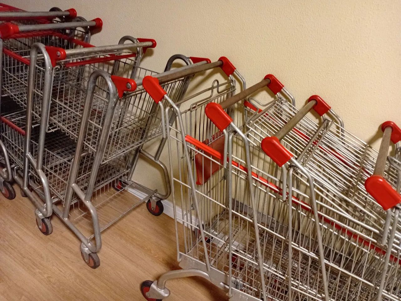 VENDO CARRINHOS DE SUPERMERCADO 