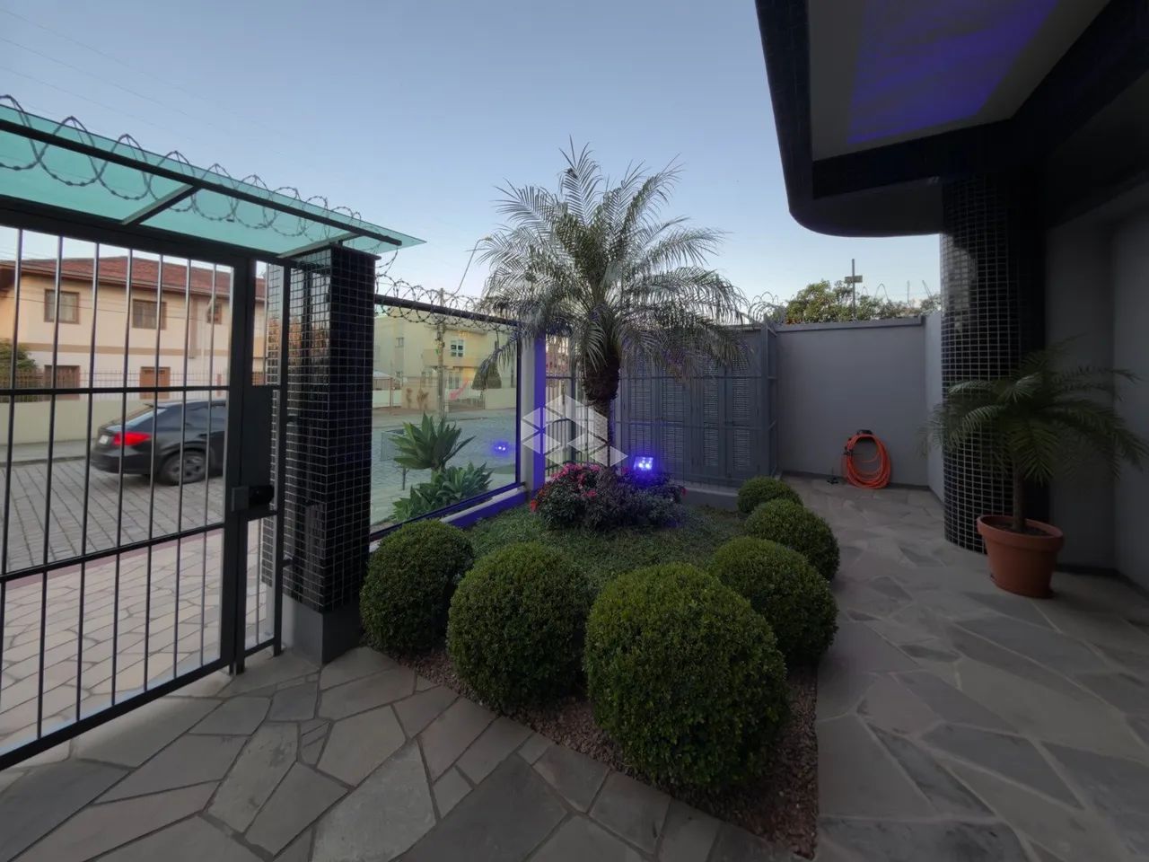 Apartamento com 2 dormitórios semimobiliado e sacada com churrasqueira - Foto 4