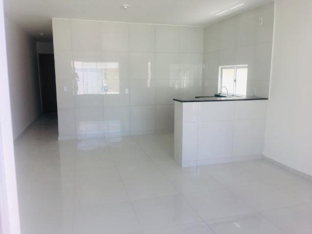 Linda casa no porcelanato , 2 quartos 2 suites , fino acabamento ,sala e quartos espaçosos - Foto 3