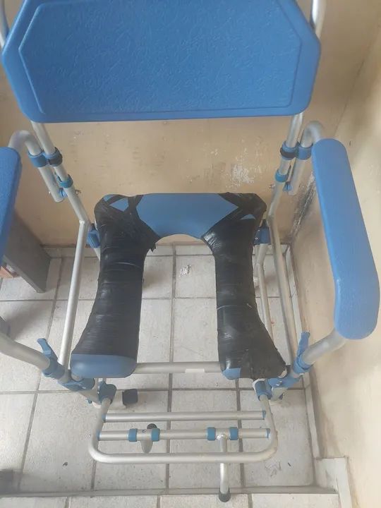 Cadeira de rodas com assento sanitário
