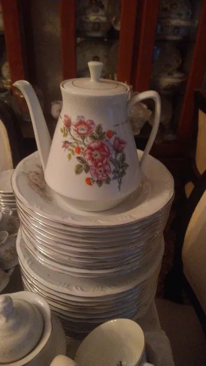 Lindo bule para chá,café ,leite chocolate etc em porcelana Schmidt com lindos arranjos 