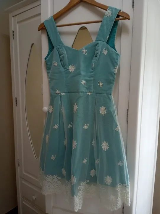 Roupas femininas de marca (saias, vestidos, blusas)