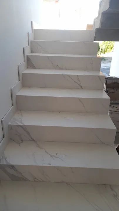 pia lavatório escada piso rodapé soleira peitoris em mármore e granito projetos sob medida - Foto 5