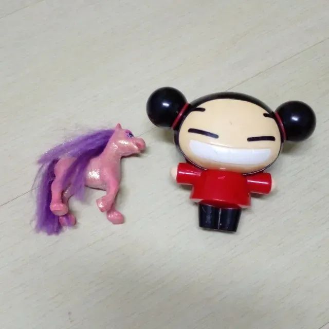 Boneco Chines e um Cavalinho Rosa Pequeno