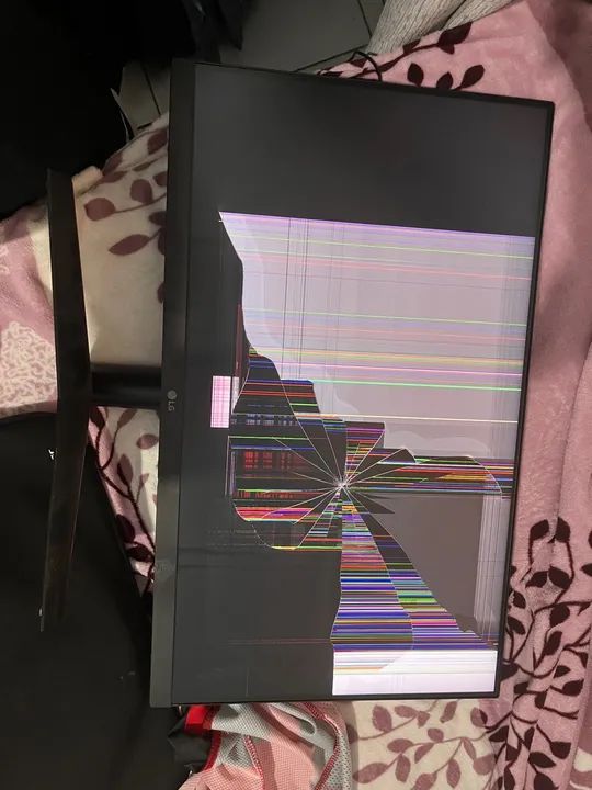Monitor LG com tela quebrada