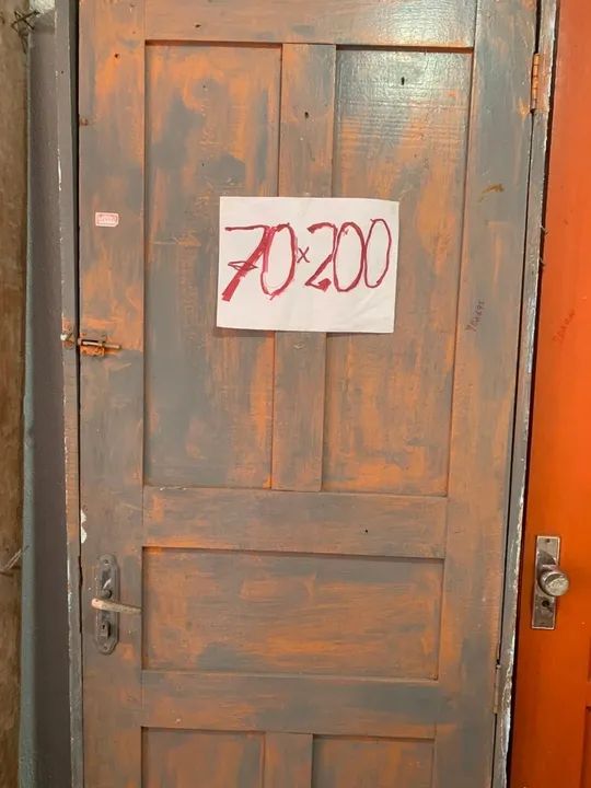 Vendo essas portas de madeira .