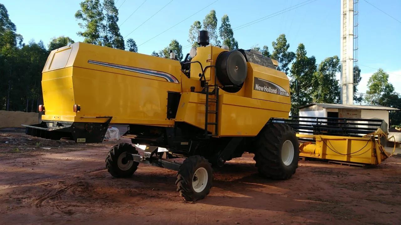 Colheitadeira New Holland TC57 ano 2008 com plataforma de soja 19 pés  - Foto 4
