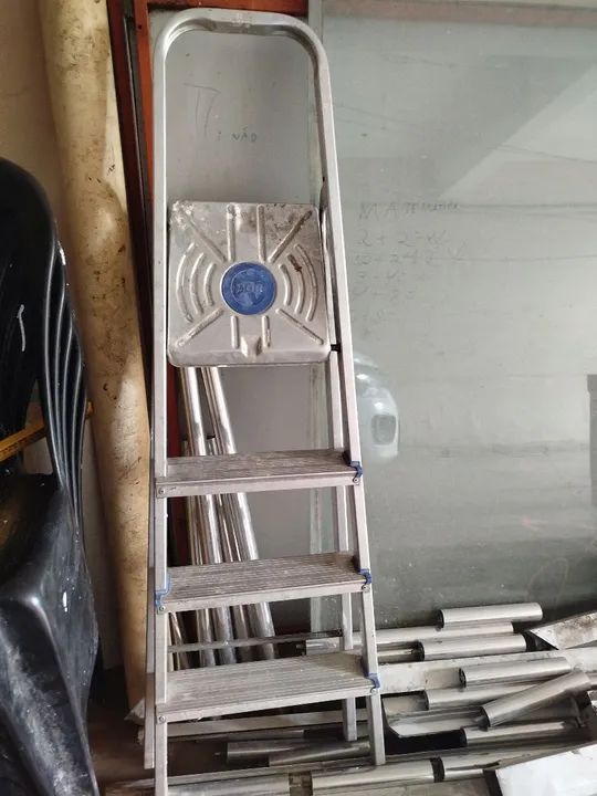 Escada de Alumínio 4 Degraus