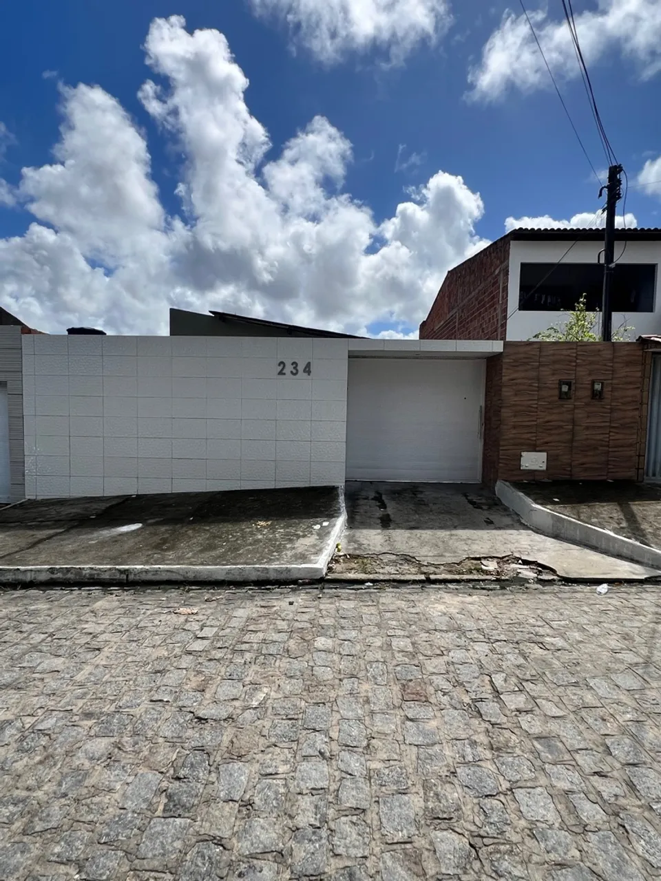 CASA 2/4 - Bairro NOVO MUNDO