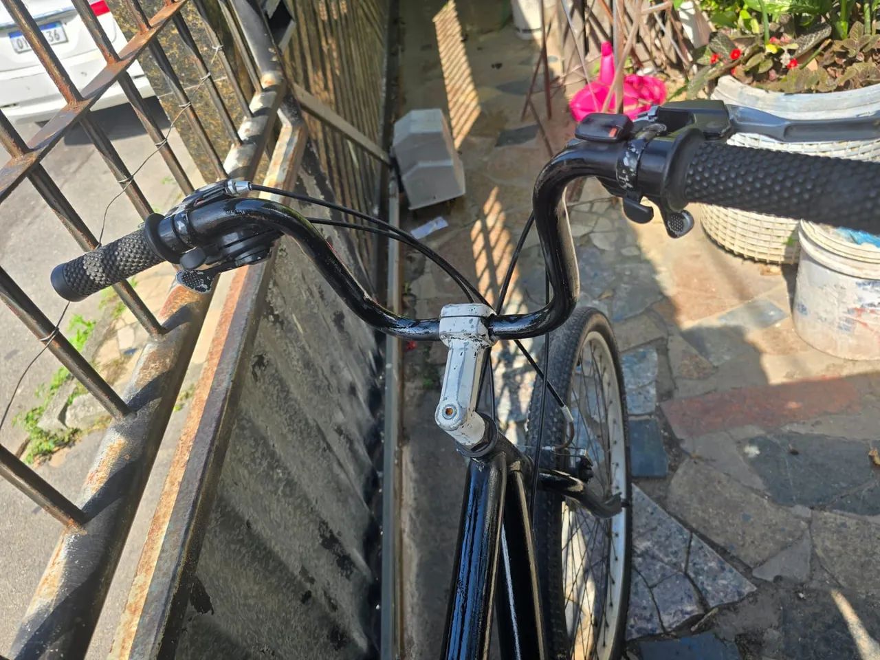 Bicicleta de aro 26 com marcha, completinha - Foto 3