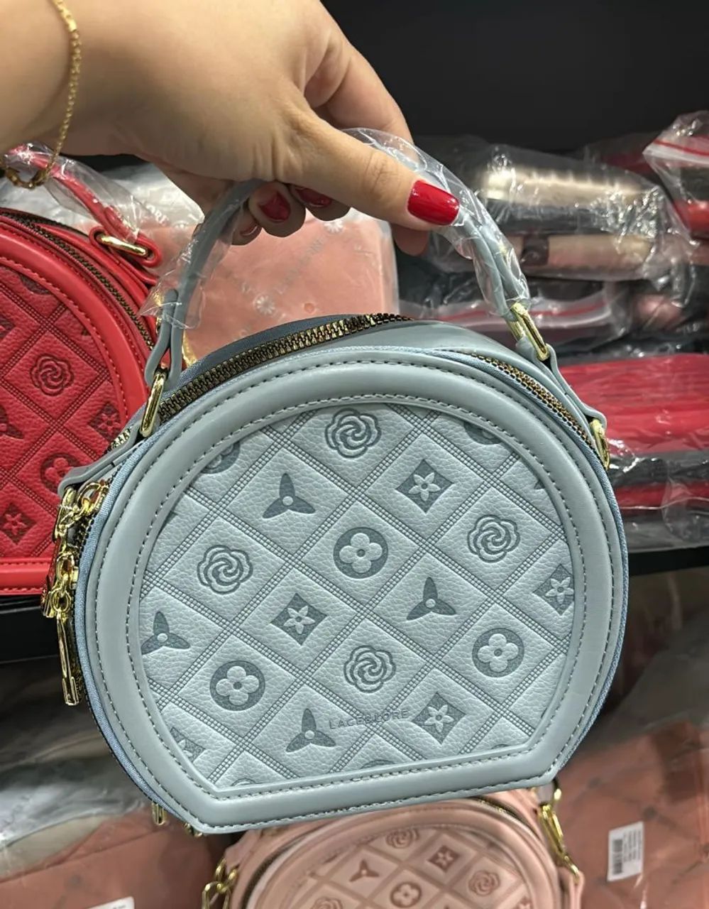 Bolsa Redonda com Detalhes em Relevo - Foto 2