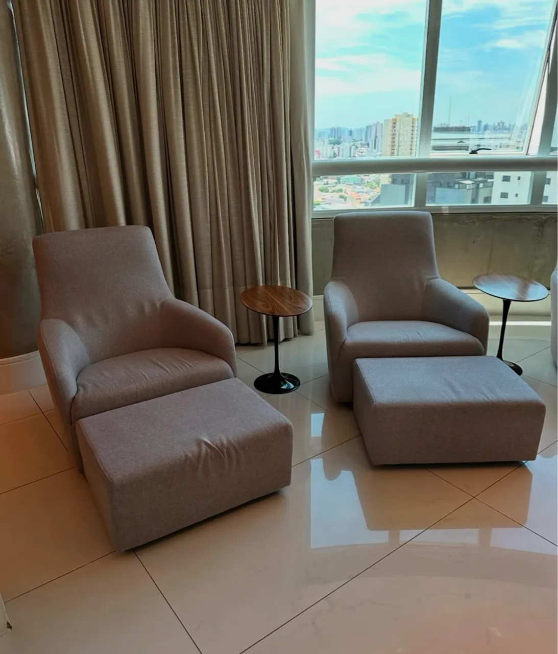 Poltrona Brentwood modelo Klose giratória com banqueta home cinema