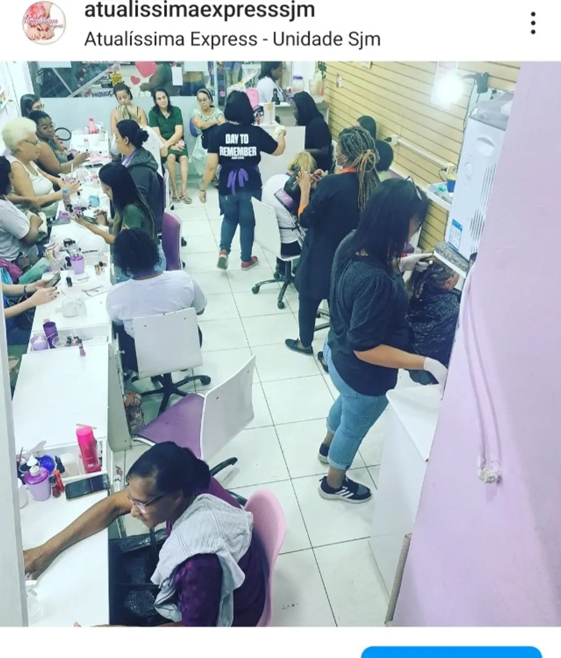Salão de beleza com muito movimento