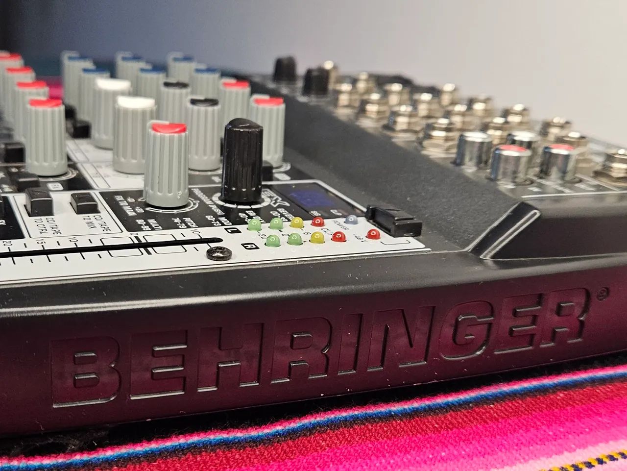 Mesa de Som Behringer Xenyx 1002FX - Foto 2