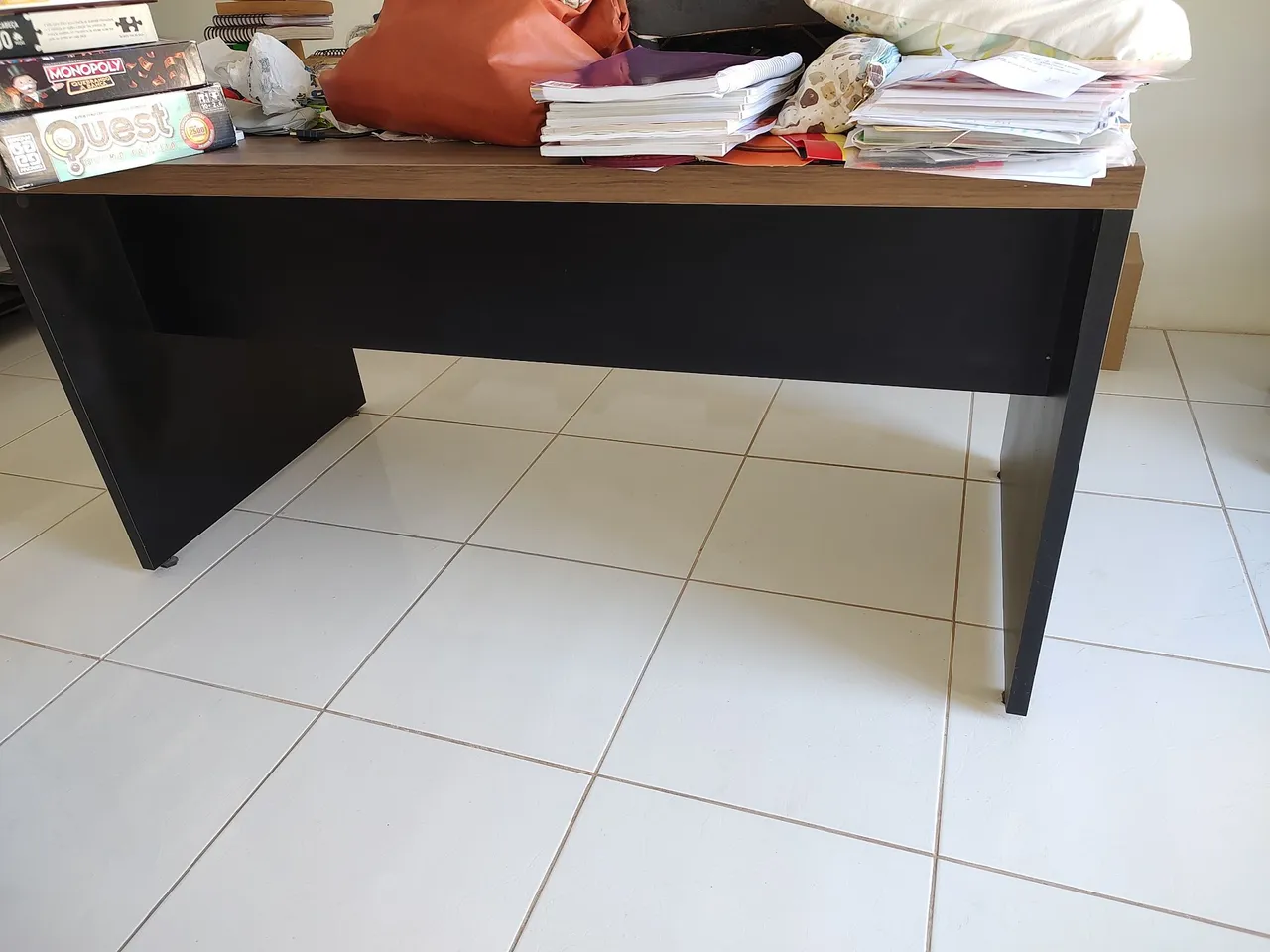 Mesa de escritório preta e marrom